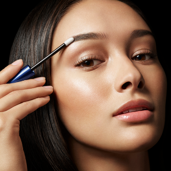 Une fois par jour, appliquez plusieurs petits coups de RevitaBrow® Advanced sur les poils des sourcils propres et secs, à l'aide de l'applicateur spécialement conçu pour les sourcils. Laissez sécher complètement (2 à 3 minutes) avant d'appliquer d'autres produits de beauté ou d'aller dormir.