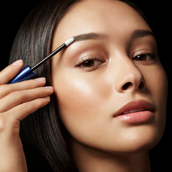 Une fois par jour, appliquez plusieurs petits coups de RevitaBrow® Advanced sur les poils des sourcils propres et secs, à l'aide de l'applicateur spécialement conçu pour les sourcils. Laissez sécher complètement (2 à 3 minutes) avant d'appliquer d'autres produits de beauté ou d'aller dormir.
