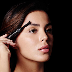 Utiliser l’embout peigne/brosse pour aligner les poils des sourcils et leur donner forme avec de petits mouvements vers le haut en suivant la forme de l’arcade sourcilière.Utiliser l’embout brosse pour appliquer le gel par petites touches vers le haut, de l’intérieur vers l’extérieur, pour sculpter et définir les sourcils.