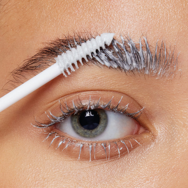 Appliquez le Lash & Brow Mask uniformément sur les cils et les sourcils propres et secs jusqu'à ce qu'ils soient entièrement recouverts. Laissez agir pendant au moins 15 minutes ou jusqu'à ce que le produit sèche. Pour retirer le masque, appliquez de l'eau tiède sur les cils et les sourcils, en continuant à le faire tremper jusqu'à ce que le produit commence à se détacher ou à se détacher des poils. Utilisez le côté peigne de l'applicateur pour retirer délicatement le masque des cils et des sourcils. Répétez l'opération jusqu'à ce que le produit soit complètement retiré.