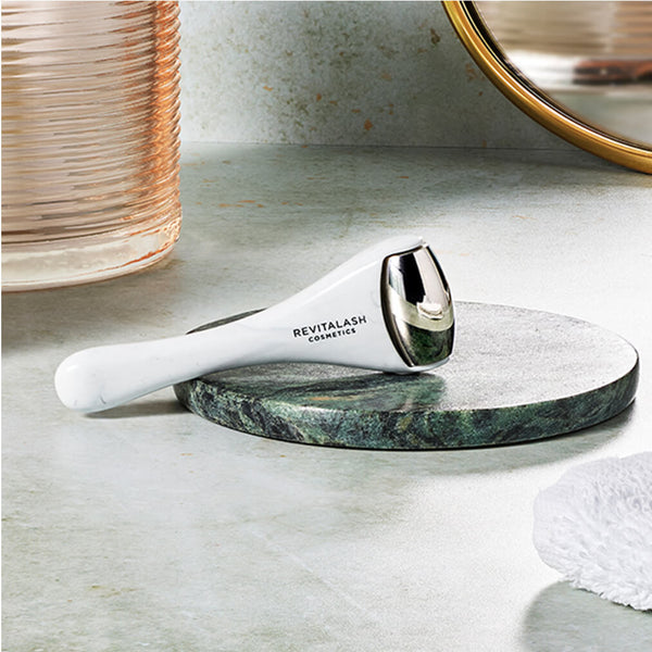 Massez doucement la zone sous les yeux avec le Depuffing Eye Roller pendant 2 à 5 minutes, en partant du nez vers l'extérieur pour un effet anti-poches optimal.Conseil: conservez le rouleau au réfrigérateur pour maximiser ses bienfaits apaisants et anti-poches.