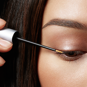 Appliquez un trait fin au ras des cils, directement sur les cils et non sur la paupière. Ne pas utiliser plus d’une fois par jour. Laisser bien sécher avant d’appliquer d’autres produits.